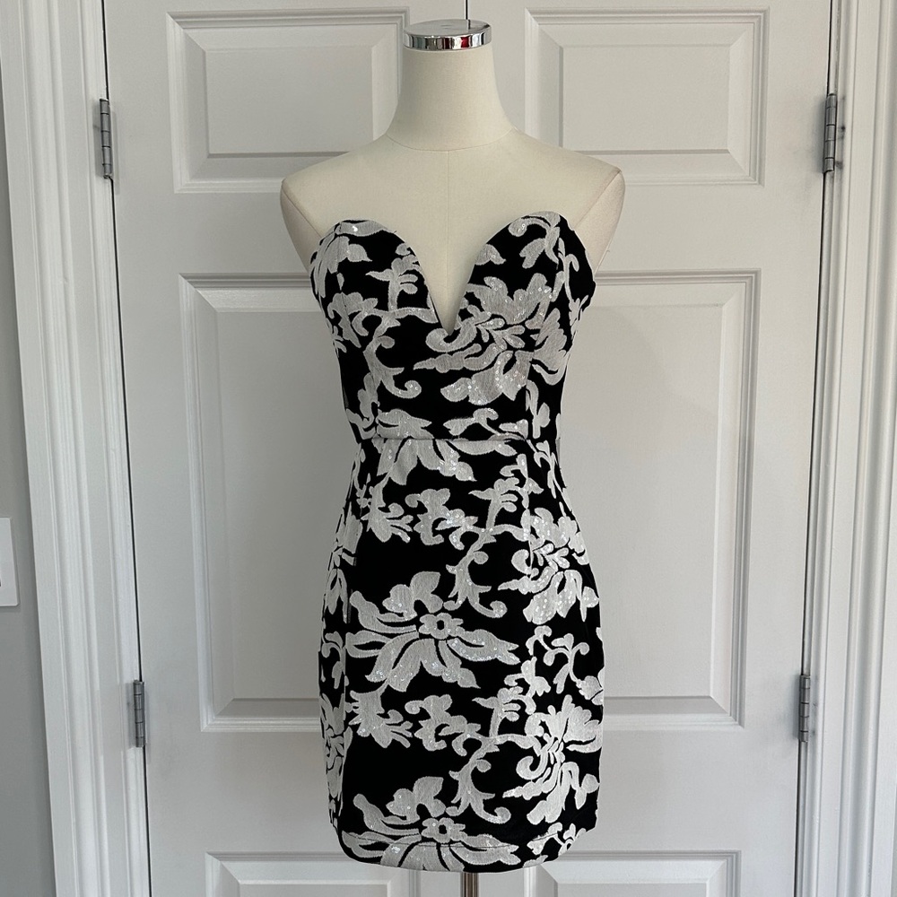 NWOT NBD Nina Sequence Sweetheart Neckline Black Cocktail Mini Dress Size S